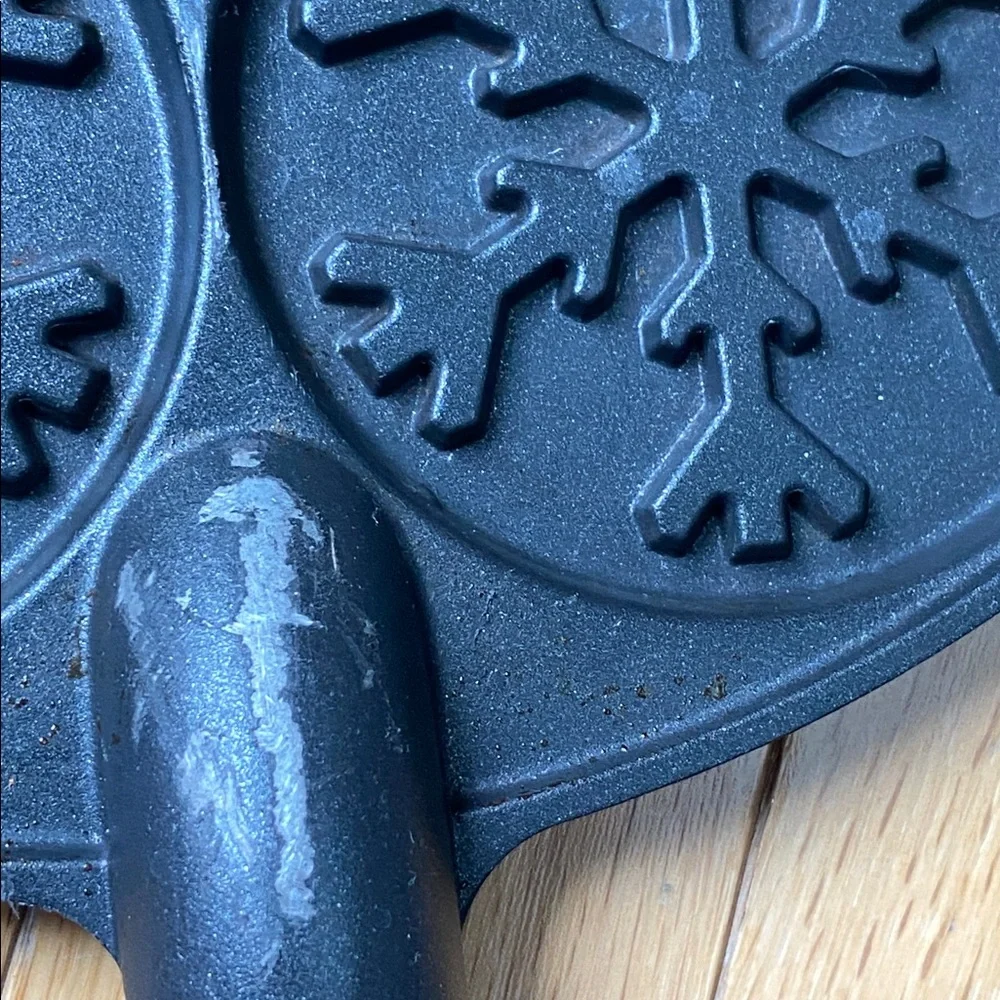 Nordic Ware Pan 7 Snowflake Pancakes - Picture 3 of 5